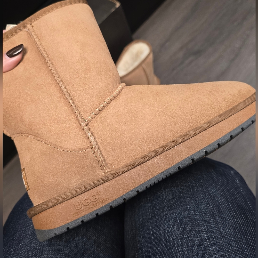 UGG Short Classic Boot Womens Size 5 BNIB Chestnut - Picture 8 of 8
